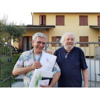 Stefano Torre e Guido Oldani mostrano il logo del Realismo Terminale