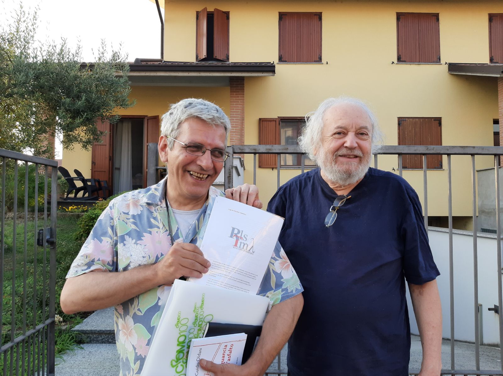 Stefano Torre e Guido Oldani mostrano il logo del Realismo Terminale